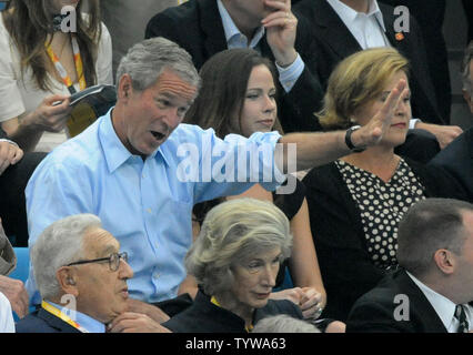 Präsidenten der Vereinigten Staaten George W. Bush Wellen zu einem Freund, als er bereit Die schwimmen Veranstaltungen an der National Aquatics Center bei den Olympischen Sommerspielen in Peking am 10. August 2008 zu sehen. Tochter Barbara ist zu seiner Linken. (UPI Foto/Pat Benic) Stockfoto