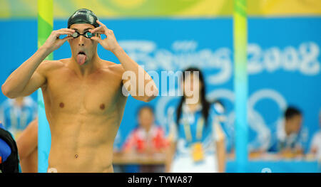 Die USA Michael Phelps stellt seine Schutzbrille vor Konkurrenz bei den Herren 400 Meter einzelnen Medley Finale bei den National Aquatic Center (Water Cube) während der Olympischen Sommerspiele 2008 in Peking, China, am 10. August 2008. Phelps gewann Gold. (UPI Foto/Roger L. Wollenberg) Stockfoto