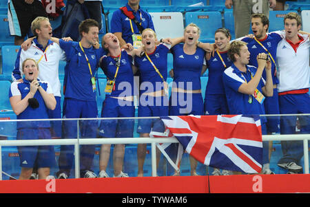 Britische Athleten singen ihre Hymne während der Preisverleihung für 400 m Freistil der Frauen am National Aquatics Center bei den Olympischen Sommerspielen in Peking am 11. August 2008. Britain's Rebecca Adlington gewann den Gold und Mannschaftskamerad Joanne Jackson die Bronzemedaille. (UPI Foto/Pat Benic) l Stockfoto