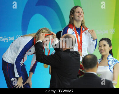 Großbritanniens Rebecca Adlington (L) erhält ihre Goldmedaille als Teamkollege Joanne Jackson die Winzer ihre Bronzemedaille bei Preisverleihungen für 400 m Freistil der Frauen am National Aquatics Center bei den Olympischen Sommerspielen in Peking am 11. August 2008. Adlington gewann mit einer Zeit von 4:03.22 und Jackson die Bronzemedaille gewann. (UPI Foto/Pat Benic) Stockfoto