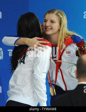 In Großbritannien Goldmedaillengewinner Rebecca Adlington (R) Umarmungen silver Medaillenträger USA Katie Hoff auf die Auszeichnungen Podium für 400 m Freistil der Frauen am National Aquatics Center bei den Olympischen Sommerspielen in Peking am 11. August 2008. Adlington gewann mit einer Zeit von 4:03.22 l. (UPI Foto/Pat Benic) l Stockfoto