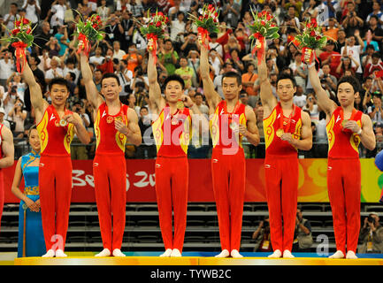 Die chinesischen Männer Gymnastik Team zeigen ihre Goldmedaillen nach dem Gewinn der Männer Team Finale, an der National Indoor Stadium, 12. August 2008, bei den Olympischen Sommerspielen in Peking, China. (L - R) Chen Yibing, Huang Xu, Li Xiaopeng, Xiao Qin, Yang Wei und Zou Kai. Der Japaner gewann den Silbernen und den USA die Bronze gewann. (UPI Foto/Mike Theiler) Stockfoto