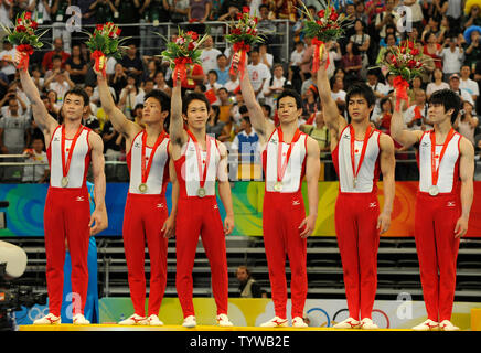 Der japanische Männer Gymnastik Team zeigen ihre silbermedaillen nach den Herren Team Finale, an der National Indoor Stadium, 12. August 2008, bei den Olympischen Sommerspielen in Peking, China. (L - R) Takehiro Kashima, Takuya Nakase, Makoto Okiguchi, Koki Sakamoto, Hiroyuki Tomita und Kohei Uchimura. Die chinesische gewann Gold und die USA die Bronze gewann. (UPI Foto/Mike Theiler) Stockfoto