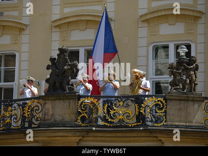 Prag, Tschechische Republik. 26 Juni, 2019. Mitglieder der Prager Burg Wächter Orchester auf die Präsidentschaftswahlen Balkon während eines bewaffneten Kräfte Tag Feier in Prag, Hauptstadt der Tschechischen Republik, 26. Juni 2019. Die Prager Burg Guard organisiert eine Reihe von Aufführungen und Ausstellungen am Mittwoch im Hof der Prager Burg die Streitkräfte Tag, fällt am 30. Juni zu feiern. Credit: Dana Kesnerova/Xinhua/Alamy leben Nachrichten Stockfoto