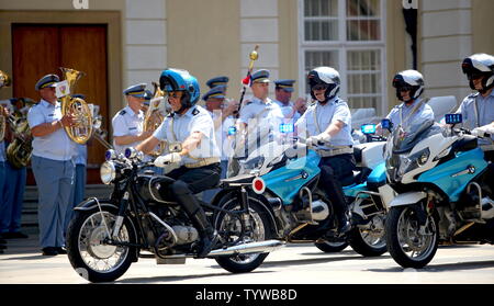 Prag, Tschechische Republik. 26 Juni, 2019. Mitglieder der Motorrad Einheit der Prager Burg Wächter führen Sie während eines bewaffneten Kräfte Tag Feier in Prag, Hauptstadt der Tschechischen Republik, 26. Juni 2019. Die Prager Burg Guard organisiert eine Reihe von Aufführungen und Ausstellungen am Mittwoch im Hof der Prager Burg die Streitkräfte Tag, fällt am 30. Juni zu feiern. Credit: Dana Kesnerova/Xinhua/Alamy leben Nachrichten Stockfoto