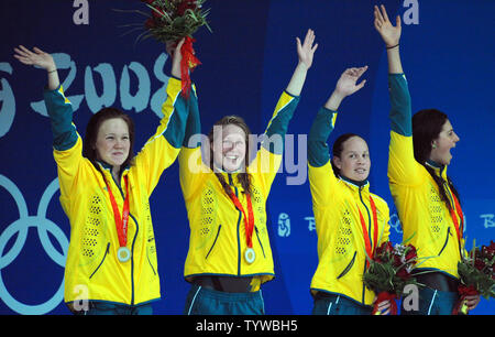 Australiens Goldmedaillen (R-L) Stephanie Reis, Bronte Barratt, Kylie Palmer und Linda Mackenzie Beifall vom Podium nach ihren Goldmedaillen erhalten für die 4 x 200 Meter Freistilstaffel Event an der National Aquatics Center bei den Olympischen Sommerspielen in Peking am 14. August 2008. Die australische Mannschaft einen Weltrekord von 7:44,31. (UPI Foto/Pat Benic) Stockfoto