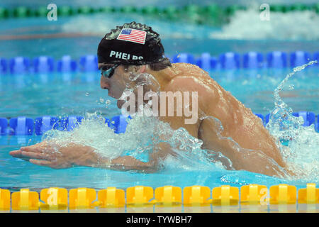 Die USA Michael Phelps gleitet durch das Wasser auf der Brust Teil der Mens 200 Meter einzelnen Medley Halbfinale bei den National Aquatics Center bei den Olympischen Sommerspielen in Peking am 14. August 2008. Phelps hat fünf Medaillen so weit und zweite für das Finale qualifiziert. (UPI Foto/Pat Benic) Stockfoto