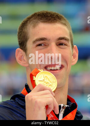 Die USA Michael Phelps seine sechste Goldmedaille für seine Bemühungen bei den Herren 200 Meter einzelnen Medley am National Aquatics Center bei den Olympischen Sommerspielen in Peking am 15. August 2008. Phelps gewann in der Weltrekordzeit von 1:54.23 (UPI Foto/Pat Benic) Stockfoto