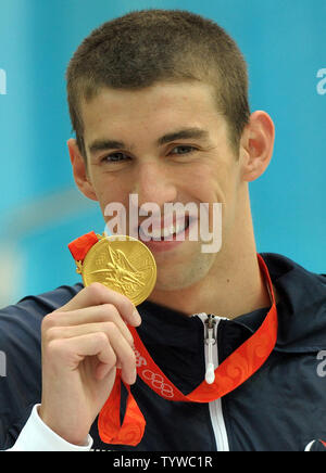 Die USA Michael Phelps zeigt seine Goldmedaille bei den Männern 200 M Individuelle Medley erwarb an der National Aquatic Center (Water Cube) während der Olympischen Sommerspiele 2008 in Peking, China, am 15. August 2008. Phelps hat sein in einer Welt schwimmen - Aufzeichnung 1: 54.23 bis zu seinem sechsten Goldmedaille der Olympischen Spiele zu holen. (UPI Foto/Roger L. Wollenberg) Stockfoto