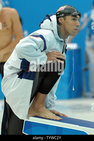 Die USA Michael Phelps erwärmt bevor konkurrieren in der Männer 100 m Schmetterling, wo er Gold mit Weltrekord nahm, an der National Aquatic Center (Water Cube) während der Olympischen Sommerspiele 2008 in Peking, China, am 15. August 2008. (UPI Foto/Roger L. Wollenberg) Stockfoto