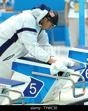 Die USA Michael Phelps Handtücher aus dem Startblock Plattform vor konkurrieren in der Männer 100 m Schmetterling, wo er Gold mit Weltrekord nahm, an der National Aquatic Center (Water Cube) während der Olympischen Sommerspiele 2008 in Peking, China, am 15. August 2008. (UPI Foto/Roger L. Wollenberg) Stockfoto