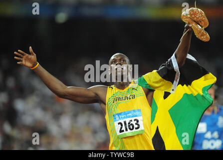 Jamaikas Usain Bolt quittiert den Beifall der Menge, als er nicht eine Ehrenrunde nach dem Gewinn der Männer 100 Meter Rennen auf dem National Stadium bei den Olympischen Sommerspielen in Peking am 16. August 2008. Schraube einen neuen Weltrekord von 9,69 Sekunden. (UPI Foto/Pat Benic) Stockfoto