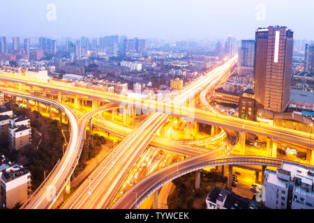 Stadt interchange Überführung bei Nacht Stockfoto