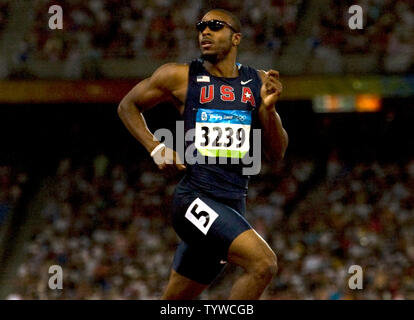 Die USA Angelo Taylor Sprints über die Ziellinie zuerst in seinem halb zu beenden - die Hitze in der Olympischen Männer 400m Hürden Ereignis in Peking August 16, 2008. Viele der Frauen blieben auf der Strecke von der Hitze zu erholen. Taylor gewann mit einer Zeit von 47.94. (UPI Foto/Stephen Rasierer) Stockfoto