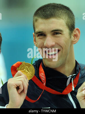 Die USA Michael Phelps zeigt seine Medaille für seine Rolle in der Männer 4 x 100 m Medley, wo das US-Team einen Weltrekord aufgestellt und gewann Gold, an der National Aquatic Center (Water Cube) während der Olympischen Sommerspiele 2008 in Peking, China, am 17. August 2008. Phelps stellte den Weltrekord für Medaillen in einem einzigen Olympiade mit 8, vorbei an Mark Spitz. (UPI Foto/Roger L. Wollenberg) Stockfoto