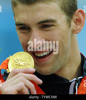 Die USA Michael Phelps zeigt seine Medaille für seine Rolle in der Männer 4 x 100 m Medley, wo das US-Team einen Weltrekord aufgestellt und gewann Gold, an der National Aquatic Center (Water Cube) während der Olympischen Sommerspiele 2008 in Peking, China, am 17. August 2008. Phelps stellte den Weltrekord für Medaillen in einem einzigen Olympiade mit 8, vorbei an Mark Spitz. (UPI Foto/Roger L. Wollenberg) Stockfoto