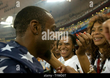 Die USA Angelo Taylor begegnet seiner Mutter Sabrena in der steht nach dem Gewinn der Goldmedaille in der Männer 400m Hürden Finale während der Olympischen Leichtathletik in Peking am 18. August 2008. Taylor gewann Gold mit einer Zeit von 47,25, Kerron Clement nahm Silber in 47.98 während Bershawn Jackson die Bronze in 48.06 für ein USA Schleife der Medaillen ergriff. (UPI Foto/Stephen Rasierer) Stockfoto