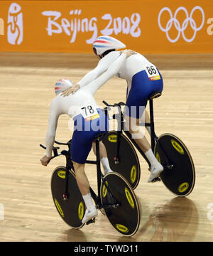 Großbritanniens Ed Clancy (L) und Bradley Wiggins gegenseitig gratulieren nach Ihrer 4-Mann Team zum Sieg und eine Goldmedaille bei den Olympischen Team pursuit Finale in Peking am 18. August 2008 lief. Großbritannien zertrümmert ihren eigenen Weltrekord in einer Zeit von 3 min 53.314 Sek. bis Ende einer 100-jährigen Warten für Olympic Team pursuit Gold. Dänemark hat Silber und Neuseeland packte die Bronze. (UPI Foto/Stephen Rasierer) Stockfoto