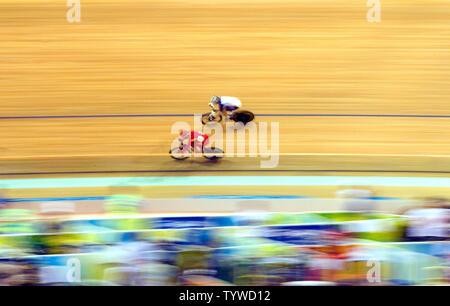 Radfahrer sprint während der 100-race's Lap olympischen Frauen punkt Endrunde an der Laoshan Velodrom in Peking am 18. August 2008. Niederländische Radfahrer Marianne Vos das Gold mit 30 Punkten, Kubas Yoanka Gonzalez das Silber mit 18 Punkten und dem Spanischen Leire Sanxenxo die Bronze mit 13 Punkten erfasst. (UPI Foto/Stephen Rasierer) Stockfoto