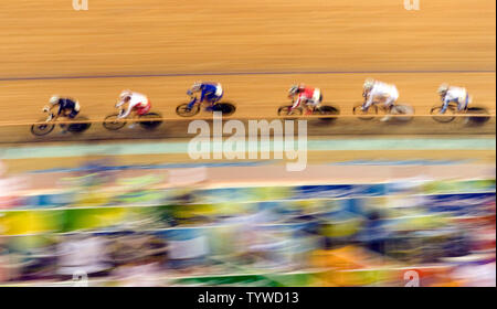 Radfahrer sprint während der 100-race's Lap olympischen Frauen punkt Endrunde an der Laoshan Velodrom in Peking am 18. August 2008. Niederländische Radfahrer Marianne Vos das Gold mit 30 Punkten, Kubas Yoanka Gonzalez das Silber mit 18 Punkten und dem Spanischen Leire Sanxenxo die Bronze mit 13 Punkten erfasst. (UPI Foto/Stephen Rasierer) Stockfoto