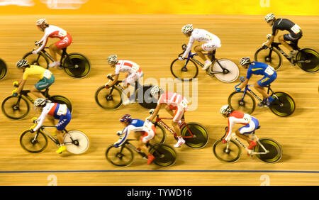 Radfahrer sprint während der 100-race's Lap olympischen Frauen punkt Endrunde an der Laoshan Velodrom in Peking am 18. August 2008. Niederländische Radfahrer Marianne Vos das Gold mit 30 Punkten, Kubas Yoanka Gonzalez das Silber mit 18 Punkten und dem Spanischen Leire Sanxenxo die Bronze mit 13 Punkten erfasst. (UPI Foto/Stephen Rasierer) Stockfoto