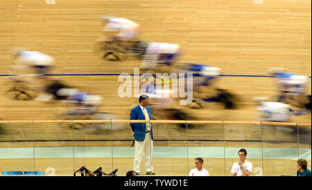 Ein streckenposten Uhren als Radfahrer sprint während der 100-race's Lap olympischen Frauen punkt Endrunde an der Laoshan Velodrom in Peking am 18. August 2008. Niederländische Radfahrer Marianne Vos das Gold mit 30 Punkten, Kubas Yoanka Gonzalez das Silber mit 18 Punkten und dem Spanischen Leire Sanxenxo die Bronze mit 13 Punkten erfasst. (UPI Foto/Stephen Rasierer) Stockfoto