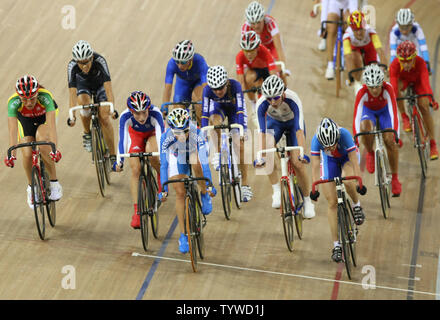 Radfahrer sprint während der 100-race's Lap olympischen Frauen punkt Endrunde an der Laoshan Velodrom in Peking am 18. August 2008. Niederländische Radfahrer Marianne Vos das Gold mit 30 Punkten, Kubas Yoanka Gonzalez das Silber mit 18 Punkten und dem Spanischen Leire Sanxenxo die Bronze mit 13 Punkten erfasst. (UPI Foto/Stephen Rasierer) Stockfoto