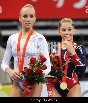 Die USA Silbermedaillengewinner Nastia Liukin (L) und Goldmedaillengewinner Shawn Johnson Pause während der Preisverleihung für die Women's Beam Finale in der gerätefinale bei der National Indoor Gymnastik Stadion bei den Olympischen Sommerspielen in Peking am 19. August 2008. Cheng Fei von China wurde Dritter. (UPI Foto/Pat Benic) Stockfoto