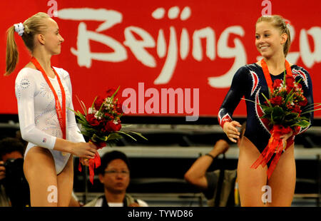 Amerikanische Turnerin Shawn Johnson (R) Gewinner der Goldmedaille für Frauen Strahl schaut fellow American Nastia Liukin, der die Silber während der Preisverleihung nach der Frauen Beam endgültig, an der National Indoor Stadium, 19. August 2008, bei den Olympischen Sommerspielen in Peking, China gewonnen. Chinas Cheng Fei gewann Bronze. (UPI Foto/Mike Theiler) Stockfoto