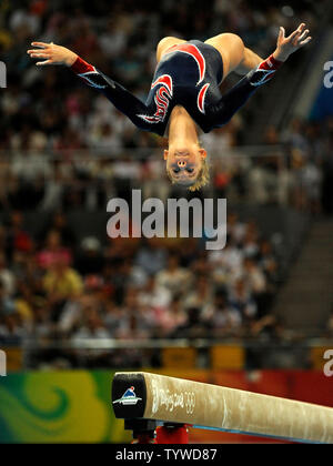 Amerikanische Turnerin Shawn Johnson geht durch ihr Programm auf dem Lichtstrahl des Frauen sieht während der Frauen Beam endgültig, an der National Indoor Stadium, 19. August 2008, bei den Olympischen Sommerspielen in Peking, China. Johnson die Goldmedaille gewann, mannschaftskamerad Nastia Liukin gewann das Silber und Chinas Cheng Fei die Bronze gewann. (UPI Foto/Mike Theiler) Stockfoto