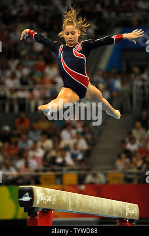 Amerikanische Turnerin Shawn Johnson geht durch ihr Programm auf dem Lichtstrahl des Frauen sieht während der Frauen Beam endgültig, an der National Indoor Stadium, 19. August 2008, bei den Olympischen Sommerspielen in Peking, China. Johnson die Goldmedaille gewann, mannschaftskamerad Nastia Liukin gewann das Silber und Chinas Cheng Fei die Bronze gewann. (UPI Foto/Mike Theiler) Stockfoto