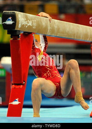 Chinesische turnerin Li Shanshan packt den Strahl nach Herunterfallen während ihrer Routine für die Women's Beam endgültig, an der National Indoor Stadium, 19. August 2008, bei den Olympischen Sommerspielen in Peking, China. Amerikanische Shawn Johnson die Goldmedaille gewann, mannschaftskamerad Nastia Liukin gewann das Silber und Chinas Cheng Fei die Bronze gewann. (UPI Foto/Mike Theiler) Stockfoto