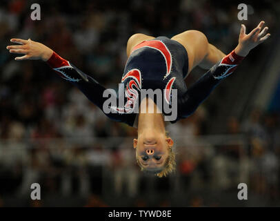 Amerikanische Turnerin Shawn Johnson geht durch ihr Programm auf dem Lichtstrahl des Frauen sieht während der Frauen Beam endgültig, an der National Indoor Stadium, 19. August 2008, bei den Olympischen Sommerspielen in Peking, China. Johnson die Goldmedaille gewann, mannschaftskamerad Nastia Liukin gewann das Silber und Chinas Cheng Fei die Bronze gewann. (UPI Foto/Mike Theiler) Stockfoto