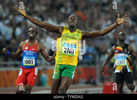 Jamaikas Usain Bolt jubilates, als er die Ziellinie überquert und sieht, dass er die Goldmedaille gewonnen hat und den Weltrekord im 200 Meter Rennen gebrochen an der National Stadium bei den Olympischen Sommerspielen in Peking am 20. August 2008. Schraube einen neuen Weltrekord von 19,30 Sekunden, brechen die USA Michael Johnson den Rekord von 19.32 im Jahr 1996 eingestellt. Auf der linken Seite ist silbermedaillengewinner Churandy Martina (1003) der Niederländischen Antillen. Am Recht ist in Simbabwe Brian Dzingai. (UPI Foto/Pat Benic) Stockfoto