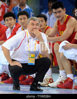 China's Coach Jonas Kazlauskas Uhren sein Team spielen Litauen im zweiten Quartal bei Men's Basketball Viertelfinale bei den Olympischen Sommerspielen 2008 in Peking am 20. August 2008. Litauen besiegte China 94-68. Auf der rechten Seite ist Chinas Yao Ming. (UPI Foto/Roger L. Wollenberg) Stockfoto