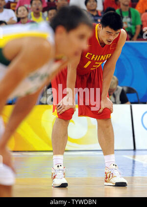 Chinas Yao Ming Fänge sein Atem während einer Pause im Spiel gegen Litauen im zweiten Quartal bei Men's Basketball Viertelfinale bei den Olympischen Sommerspielen 2008 in Peking am 20. August 2008. Litauen besiegte China 94-68. (UPI Foto/Roger L. Wollenberg) Stockfoto