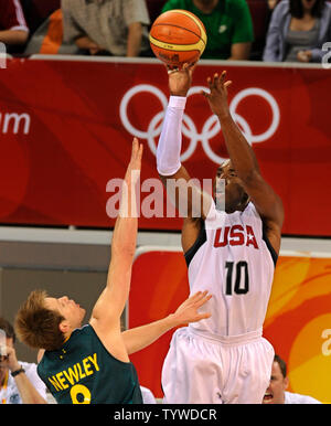 Das Team USA Kobe Bryant (10) schießt über Australiens Brad Newley im zweiten Quartal basketball Aktion bei den Olympischen Basketball Fitnessraum, 20. August 2008, bei den Olympischen Sommerspielen in Peking, China. Die Amerikaner leicht gewonnen, 116-85 (UPI Foto/Mike Theiler) Stockfoto