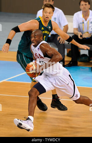 Das Team USA Kobe Bryant bewegt an Australiens David Andersen im zweiten Quartal basketball Aktion bei den Olympischen Basketball Fitnessraum, 20. August 2008, bei den Olympischen Sommerspielen in Peking, China. Die Amerikaner leicht gewonnen, 116-85 (UPI Foto/Mike Theiler) Stockfoto