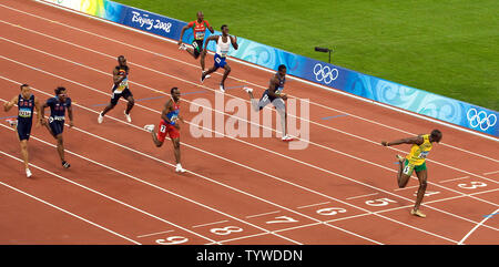 Jamaikaner Usain Bolt sprintet (R) An der Ziellinie die Goldmedaille und einen neuen Weltrekord von 19,30 Sekunden im 200 m-Finale am 20. August 2008. Schraube hat der zweite Mann in der Geschichte werden zu fegen, die 100 m und 200 m zur gleichen Olympischen Spiele. Niederländische Antillen" Churandy Martina wurde Zweiter in 19.82 (Spur 7), USA Shawn Crawford Dritter in 19,96 (Spur 4), USA Walter Dix Vierter in 23,93 (Spur 8), Simbabwes Brian Dzingai fünfte in 20.22 fertig (Spur 6), Großbritanniens Christian Malcolm sechste beendete in 20.40 (Spur 3), Saint Kitss und Nevis' Kim Collins f Stockfoto