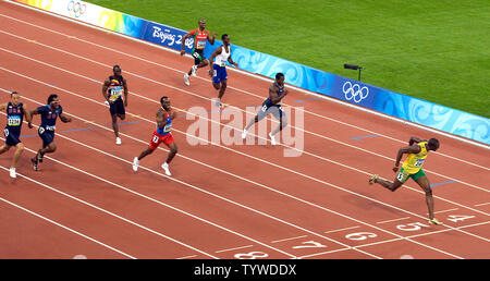 Jamaikaner Usain Bolt sprintet (R) An der Ziellinie die Goldmedaille und einen neuen Weltrekord von 19,30 Sekunden im 200 m-Finale am 20. August 2008. Schraube hat der zweite Mann in der Geschichte werden zu fegen, die 100 m und 200 m zur gleichen Olympischen Spiele. Niederländische Antillen" Churandy Martina wurde Zweiter in 19.82 (Spur 7), USA Shawn Crawford Dritter in 19,96 (Spur 4), USA Walter Dix Vierter in 23,93 (Spur 8), Simbabwes Brian Dzingai fünfte in 20.22 fertig (Spur 6), Großbritanniens Christian Malcolm sechste beendete in 20.40 (Spur 3), Saint Kitss und Nevis' Kim Collins f Stockfoto