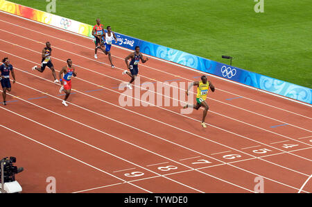 Jamaikaner Usain Bolt sprintet (R) An der Ziellinie die Goldmedaille und einen neuen Weltrekord von 19,30 Sekunden im 200 m-Finale am 20. August 2008. Schraube hat der zweite Mann in der Geschichte werden zu fegen, die 100 m und 200 m zur gleichen Olympischen Spiele. Niederländische Antillen" Churandy Martina wurde Zweiter in 19.82 (Spur 7), USA Shawn Crawford Dritter in 19,96 (Spur 4), USA Walter Dix Vierter in 23,93 (Spur 8), Simbabwes Brian Dzingai fünfte in 20.22 fertig (Spur 6), Großbritanniens Christian Malcolm sechste beendete in 20.40 (Spur 3), Saint Kitss und Nevis' Kim Collins f Stockfoto