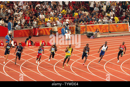 Jamaikaner Usain Bolt, in gelb Sprints auf der Ziellinie die Goldmedaille und einen neuen Weltrekord von 19,30 Sekunden im 200 m-Finale bei den Olympischen Spielen 2008 in Peking am 20. August 2008. Schraube hat der zweite Mann in der Geschichte werden zu fegen, die 100 m und 200 m Sprint doppelte an den gleichen Olympischen Spiele. Niederländische Antillen" Churandy Martina wurde Zweiter in 19.82 (Spur 7), USA Shawn Crawford Dritter in 19,96 (Spur 4), USA Walter Dix Vierter in 23,93 (Spur 8), Simbabwes Brian Dzingai fünfte in 20.22 fertig (Spur 6), Großbritanniens Christian Malcolm sixth beendet Stockfoto