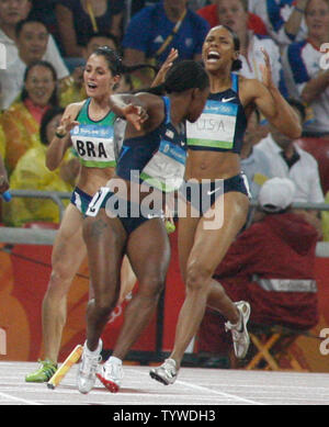 Die USA Torri Edwards (R) schreit, als den Staffelstab der Spur Hits wie Lauryn Williams zurück an der National Stadium während der Olympischen Sommerspiele 2008 in Peking am 21. August 2008 erreicht. Sowohl die Mannschaft der Männer und der Frauen Teams verpasste die Endrunde baton Pass und wird nicht an der Endrunde teilnehmen. (UPI Foto/Terry Schmitt) Stockfoto