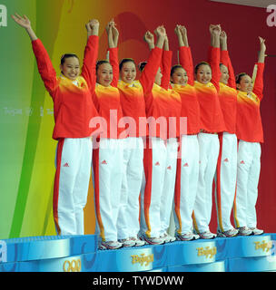 Die chinesische Synchronschwimmen Team feiert die Bronzemedaille bei den Olympischen Spielen 2008 in Peking am 23. August 2008. (UPI Foto/Roger L. Wollenberg) Stockfoto