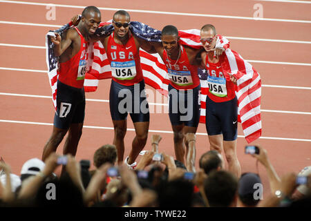 Die USA LaShawn Merritt, Angelo Taylor, David Neville, und Jeremy Warner feiern gewinnen die Männer 4x400m Staffel in der National Stadium bei den Olympischen Sommerspielen in Peking am 23. August 2008. In den USA gewann Gold mit einer Zeit von 2:55.39, einen neuen olympischen Rekord. (UPI Foto/Terry Schmitt) Stockfoto