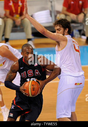 Das Team USA Kobe Bryant bewegt sich der Korb gegen Spaniens Pau Gasol im ersten Quartal Maßnahmen in die Goldmedaille bei den Olympischen spielen Basketball Fitnessraum, 24. August 2008, bei den Olympischen Sommerspielen in Peking, China. (UPI Foto/Mike Theiler) Stockfoto