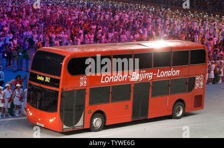 Ein Doppeldecker-bus, symbolisiert die Reise die Fackel wird nun nach London für die Olympischen Spiele 2012, in der National Stadium, oder Bird's Nest, bei der Abschlussfeier für die Olympischen Spiele 2008 in Peking am 24. August 2008. Des Internationalen Olympischen Komitees (IOC) Jacques Rogge die Olympischen Spiele in Peking erklärt offiziell geschlossen, die Senkung der Vorhang auf der glitzernden 16 Tage lang Sport Extravaganza. (UPI Foto/Stephen Rasierer) Stockfoto