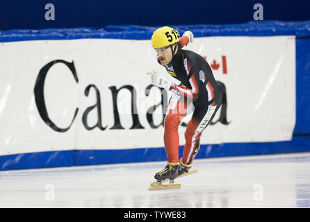 Kanadas Remi Beaulieu-Tinker gewinnt der Männer 1500 m'B Finale' der Samsung ISU World Cup Short Track Speed Skating im Pacific Coliseum in Vancouver, British Columbia, 25. Oktober 2008. Die Pacific Coliseum wird das Short Track Speed Skating, Austragungsort der Olympischen Winterspiele 2010 in Vancouver. (UPI-Datei/Heinz Ruckemann) Stockfoto