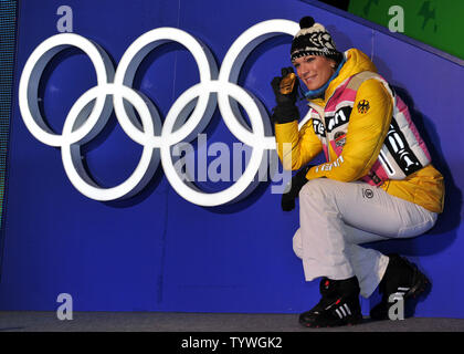 Gold medallist Deutschland Maria Riesch stellt während der Damen kombinierte Siegerehrung im Vancouver Winter Olympics 2010 in Whistler, Kanada am 18. Februar 2010. UPI/Kevin Dietsch Stockfoto