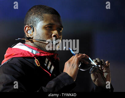 Recording Artist Usher führt bei einer Siegerehrung Während der olympischen Winterspiele von Vancouver 2010 in Whistler, Kanada am 27. Februar 2010. UPI/Kevin Dietsch Stockfoto